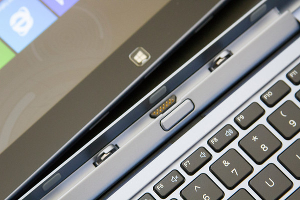 The Connectors between the bottom and the keyboard. (Click for full size)